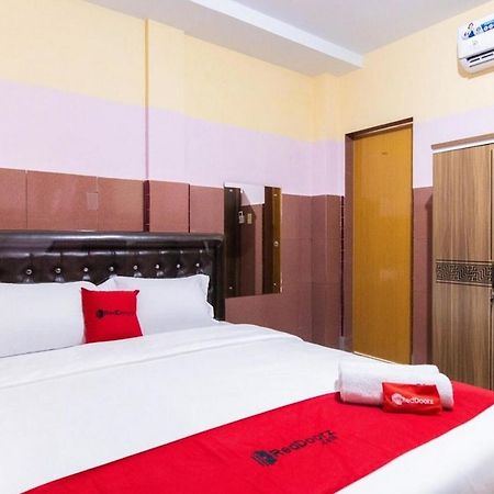 Готель Reddoorz Plus @ Jalan Gatot Subroto Medan Sunggal Екстер'єр фото