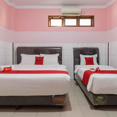 Готель Reddoorz Plus @ Jalan Gatot Subroto Medan Sunggal Екстер'єр фото