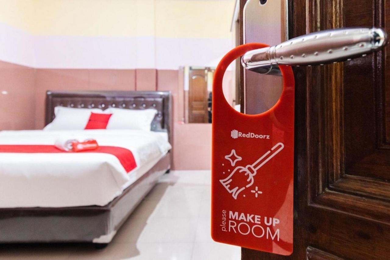 Reddoorz Plus @ Jalan Gatot Subroto Medan Sunggal Екстер'єр фото